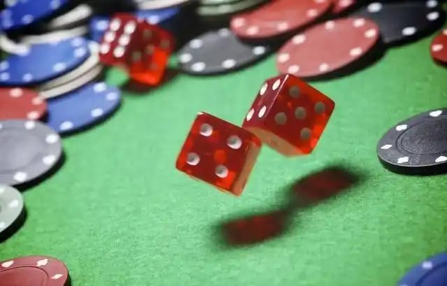 k74i အွန်လိုင်း ကတ်ဂိမ်း Poker Teen Patti MMK ဖြင့် ကစားနေသောပုံ